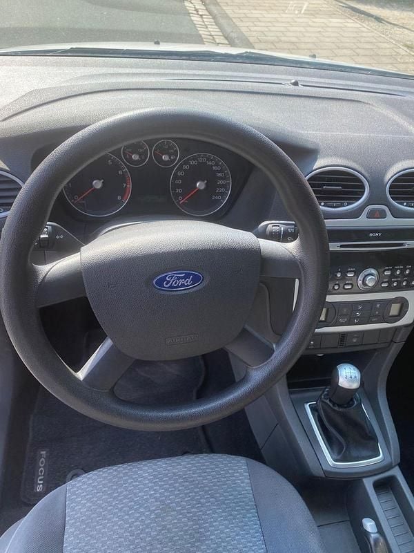 Gebraucht Ford Focus Trend 116 PS (85 kW) 2005 Grau Limousine