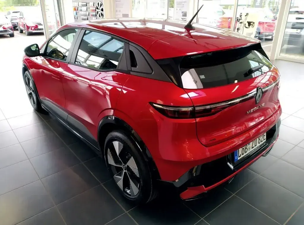 Używany Renault Megane E-Tech Evolution 160 kW (218 KM) 2023 Czerwony Sedan/Limuzyna