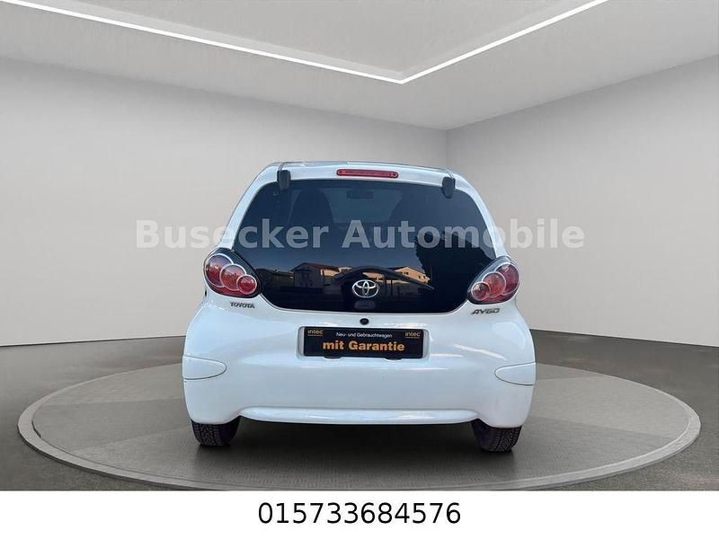 Gebraucht Toyota Aygo Edition 68 PS (50 kW) 2011 Weiß Kleinwagen