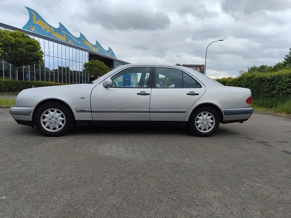 Używany Mercedes E200 Elegance 136 KM (100 kW) 1999 Srebrny Sedan/Limuzyna