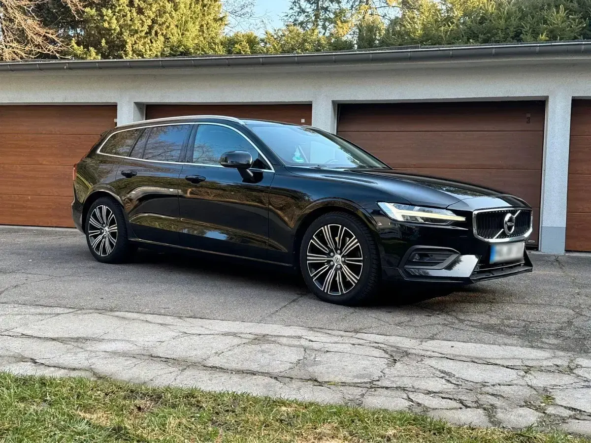 Gebraucht Volvo V60 Momentum 197 PS (144 kW) 2021 Schwarz Kombi