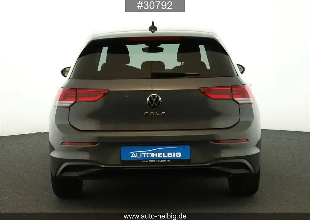 Gebraucht VW Golf VIII Life 131 PS (96 kW) 2023 Grau Limousine