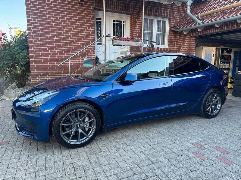 Blau Gebraucht 2022 Tesla Model 3 Standard Range Plus Limousine | 26.400 € (Fairer Preis) - Bild 1/4