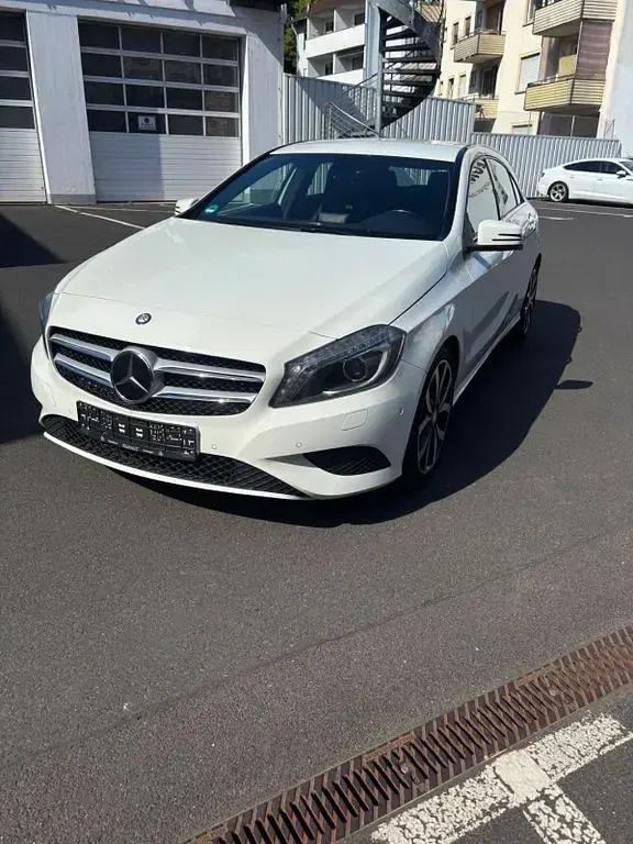 Gebraucht Mercedes A200 136 PS (100 kW) 2014 Weiß Kleinwagen