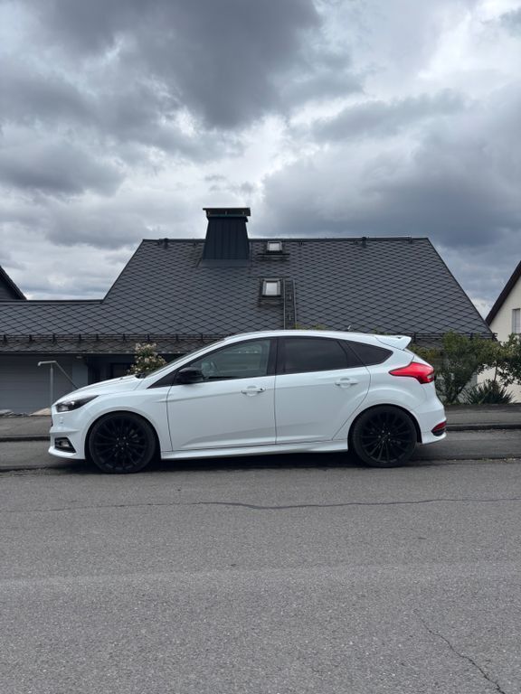 Weiß Gebraucht 2015 Ford Focus ST Limousine | 10.300 € (Superpreis) - Bild 1/4