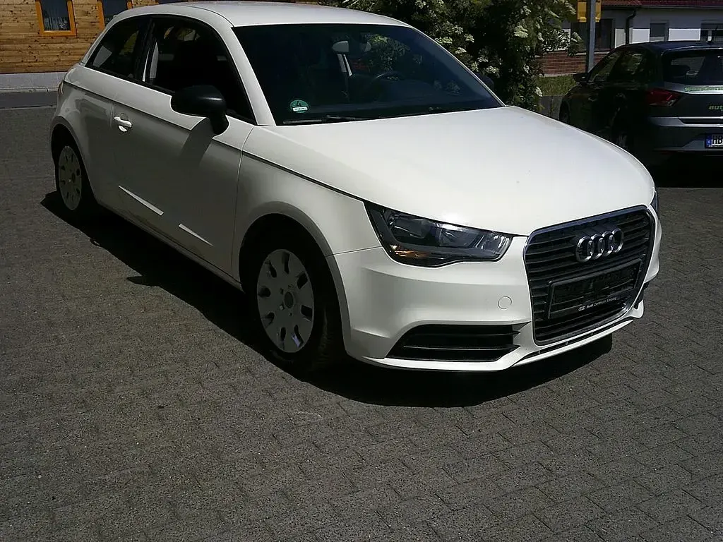 Gebraucht Audi A1 Attraction 86 PS (63 kW) 2012 Weiß Kleinwagen