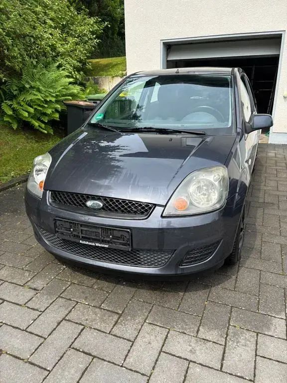 Gebraucht Ford Fiesta 90 PS (66 kW) 2007 Blau Kleinwagen