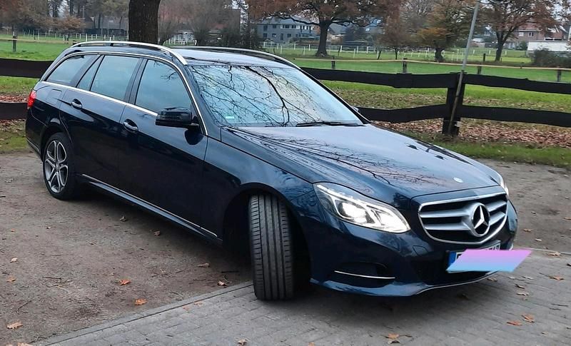 Blau Gebraucht 2016 Mercedes E220 Kombi | 12.800 € (Teuer) - Bild 1/4