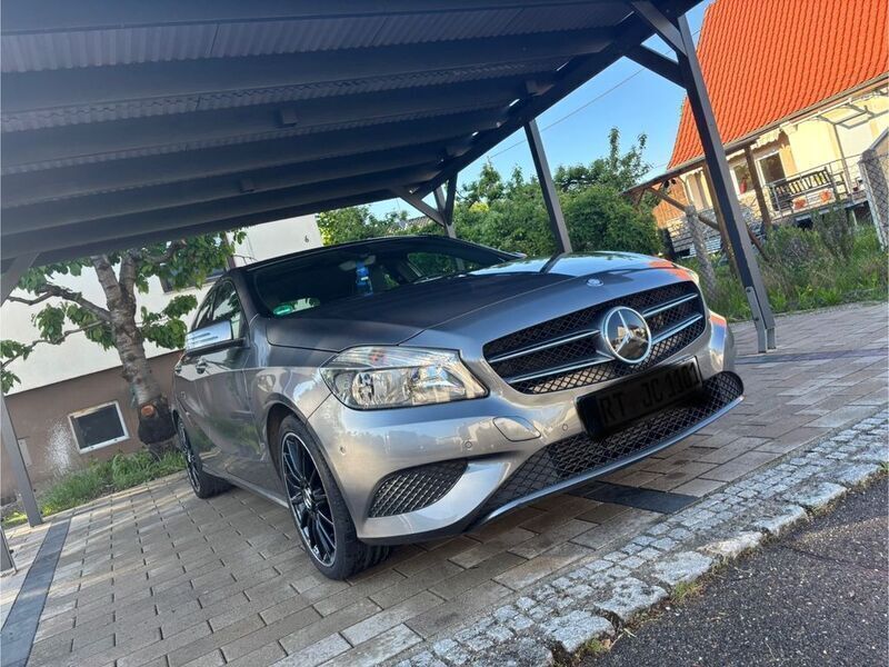 Grau Gebraucht 2015 Mercedes A180 Style Limousine | 9.800 € (Guter Preis) - Bild 1/4