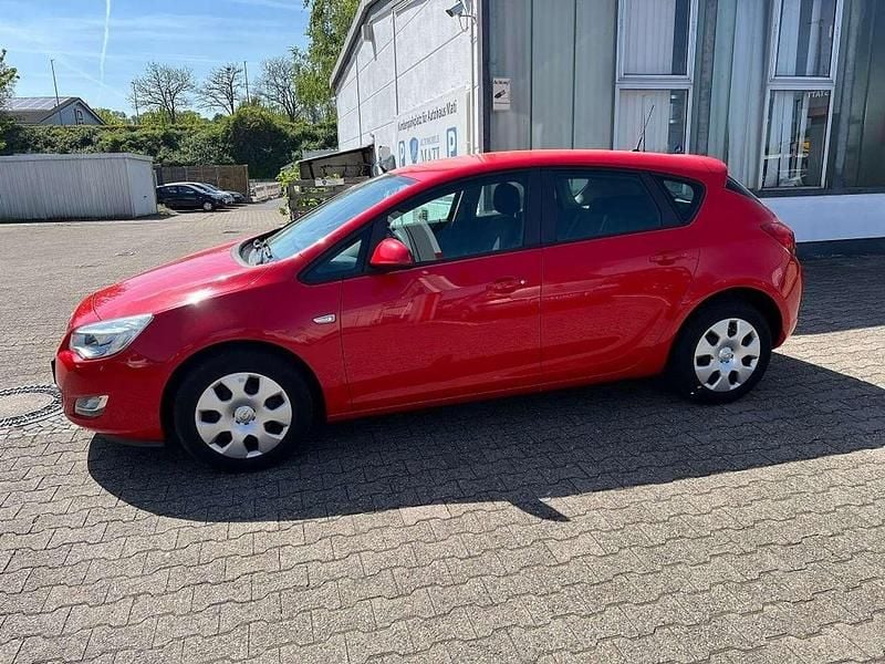 Usata Opel Astra 87 CV (63 kW) 2012 Rosso Berlina