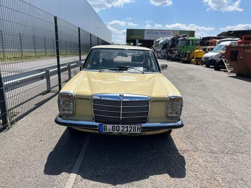 Gebraucht Mercedes 200 95 PS (69 kW) 1974 Gelb Limousine