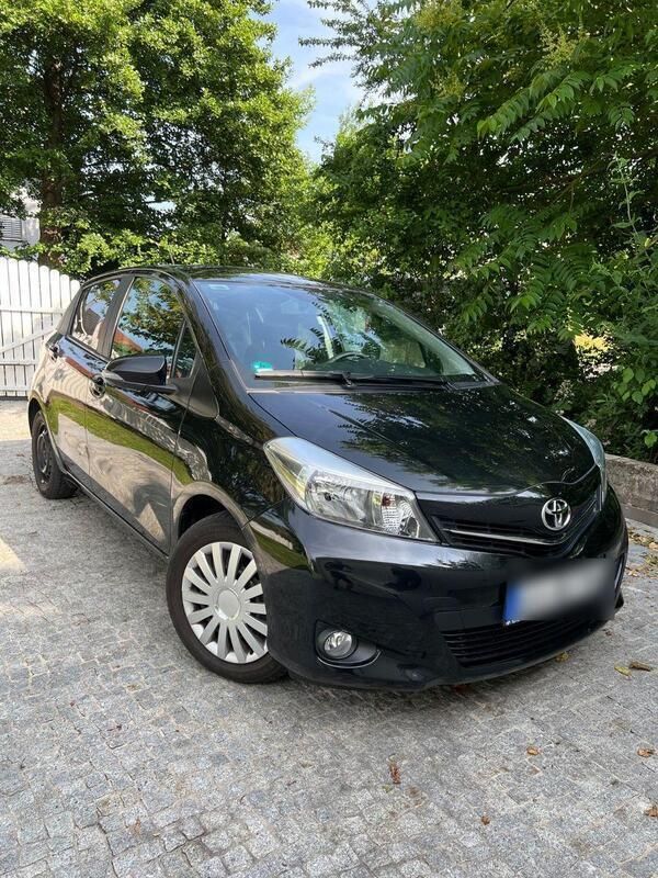 Schwarz Gebraucht 2013 Toyota Yaris Edition Kleinwagen | 8.400 € (Etwas zu teuer) - Bild 1/4