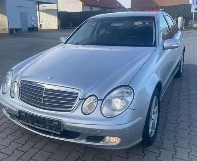 Silber Gebraucht 2003 Mercedes E220 Classic Limousine | 2.999 € (Fairer Preis) - Bild 1/4