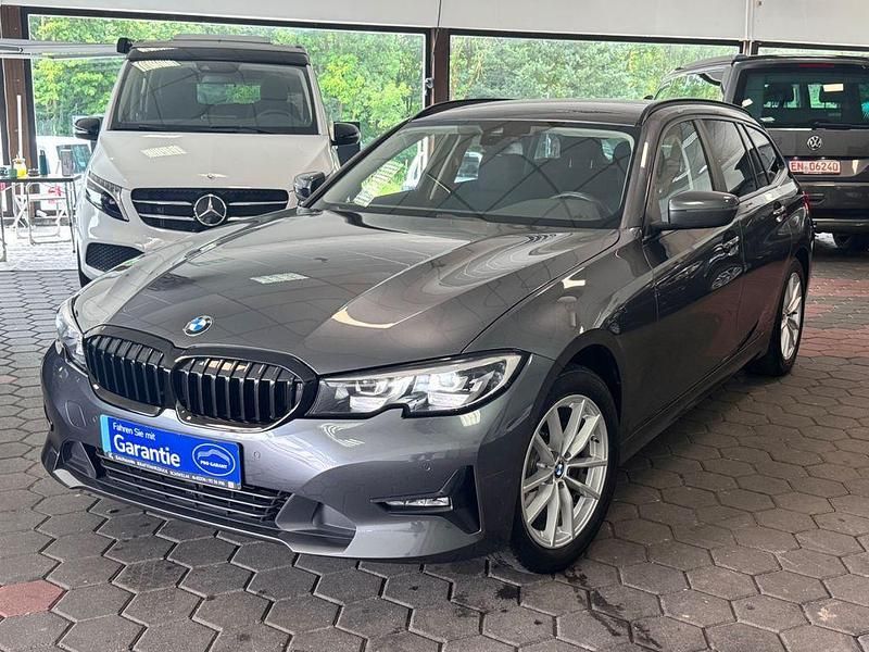 Grau Gebraucht 2020 BMW 318 Sport Line Limousine | 20.390 € (Guter Preis) - Bild 1/4