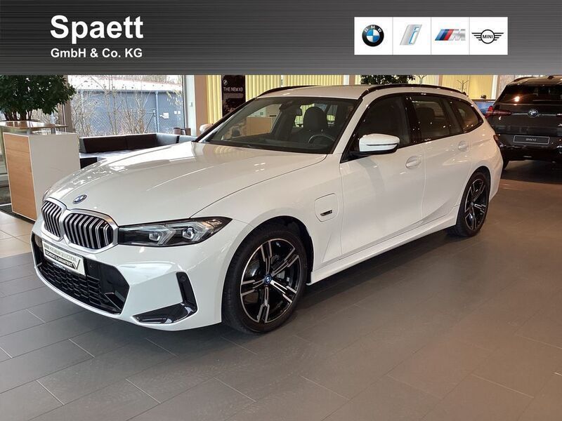 Weiß Gebraucht 2022 BMW 320e M Sport Kombi | 31.885 € (Guter Preis) - Bild 1/4