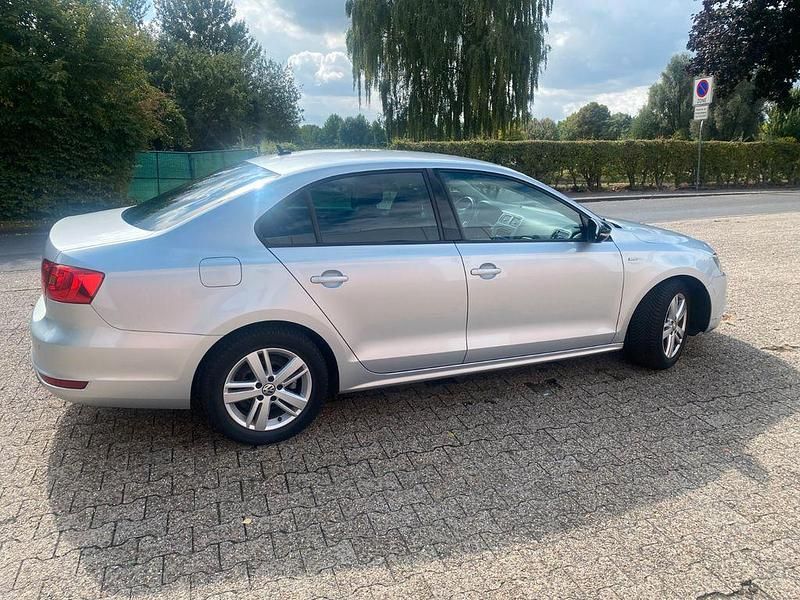 Grau Gebraucht 2013 VW Jetta Match Limousine | 6.900 € (Fairer Preis) - Bild 1/4