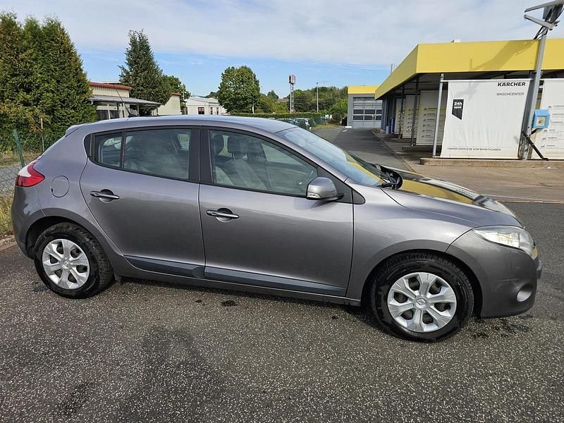 Grau Gebraucht 2009 Renault Mégane Limousine | 2.799 € (Fairer Preis) - Bild 1/4