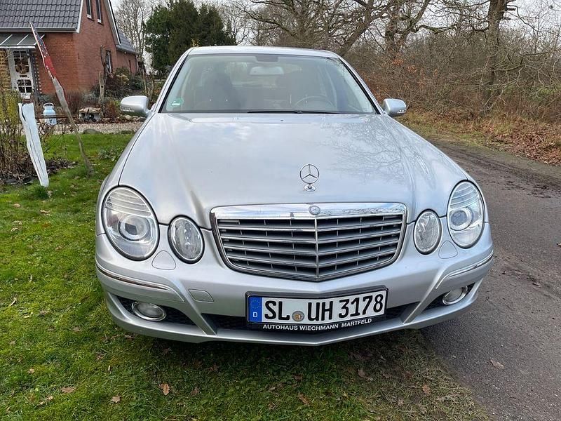 Silber Gebraucht 2007 Mercedes E280 Elegance Limousine | 11.400 € - Bild 1/4