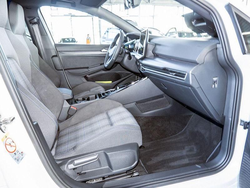 Gebraucht VW Golf VIII GTE 177 PS (130 kW) 2025 Weiss / pure white Limousine