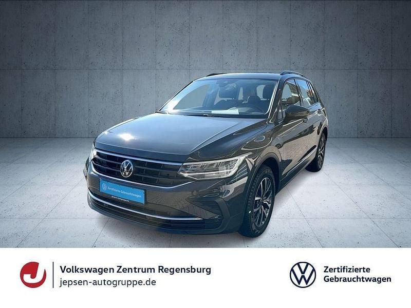Grau Gebraucht 2022 VW Tiguan Life SUV | 23.770 € (Superpreis) - Bild 1/2