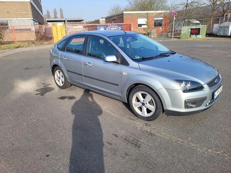 Gebraucht Ford Focus Trend 101 PS (74 kW) 2005 Grau Limousine