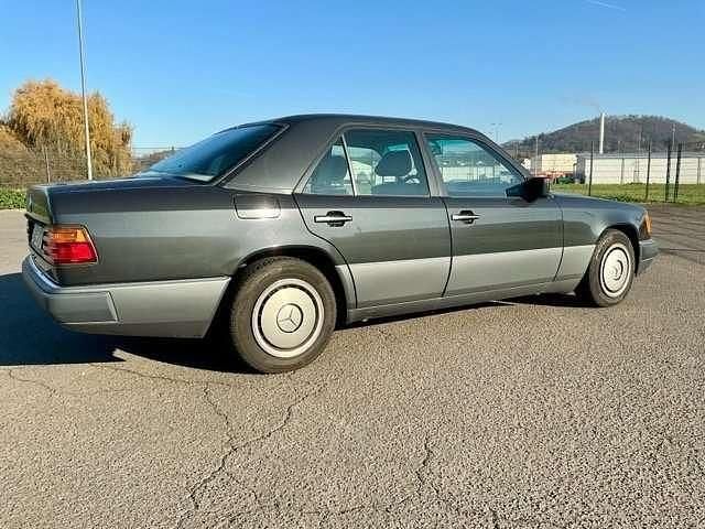Gebraucht Mercedes E200 118 PS (86 kW) 1990 Grau Limousine