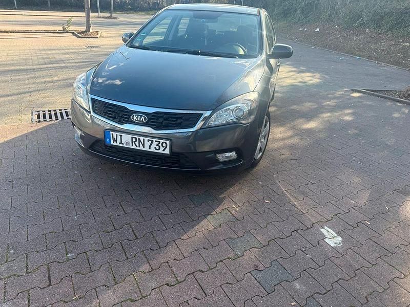 Gebraucht Kia Ceed Spirit 125 PS (91 kW) 2011 Grau Kleinwagen