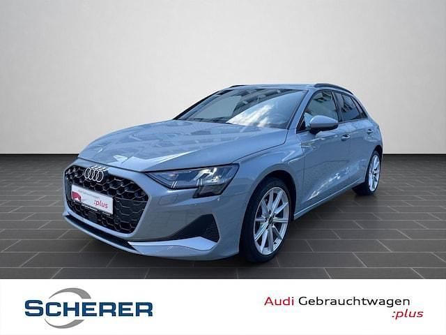 Pfeilgrau perleffekt (metallic) Gebraucht 2024 Audi A3 Ambiente Limousine | 34.700 € (Guter Preis) - Bild 1/4