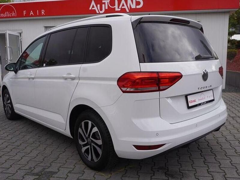Gebraucht VW Touran Active 150 PS (110 kW) 2022 Weiß Van / Kleinbus