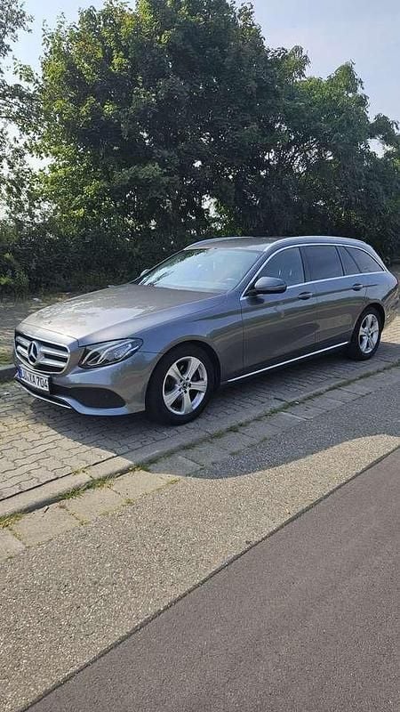 Grau Gebraucht 2017 Mercedes E200 Kombi | 22.000 € (Etwas zu teuer) - Bild 1/4
