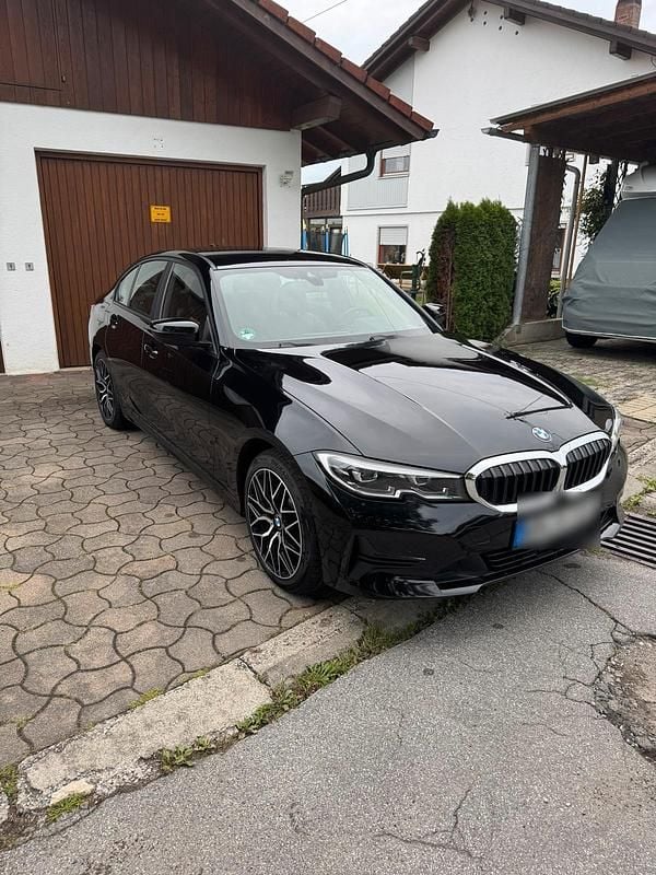Schwarz Gebraucht 2020 BMW 330e Luxury Line Limousine | 25.500 € (Guter Preis) - Bild 1/4