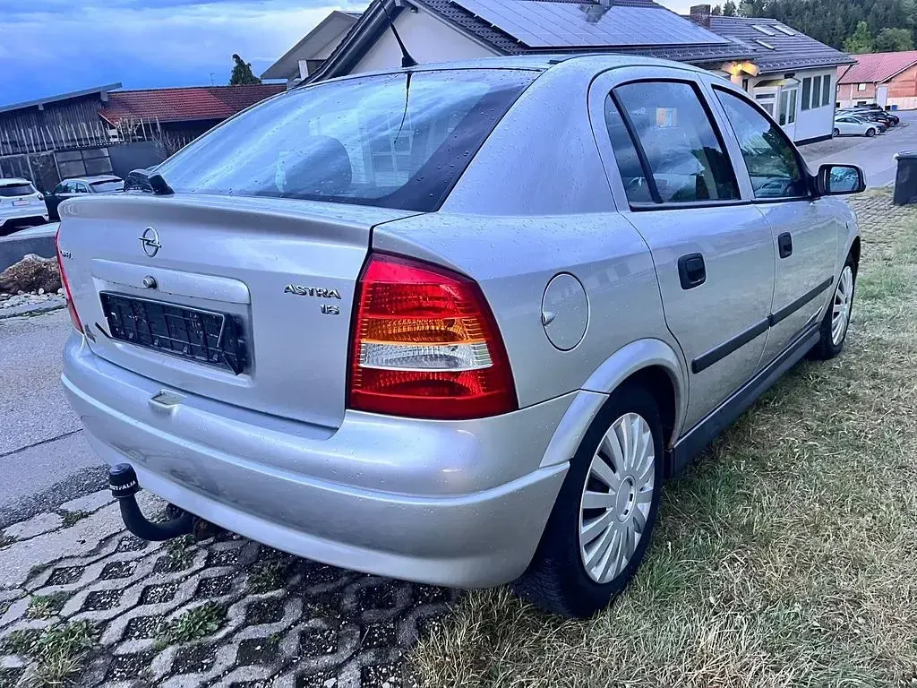 Używany Opel Astra Elegance 84 KM (61 kW) 2002 Srebrny Sedan/Limuzyna