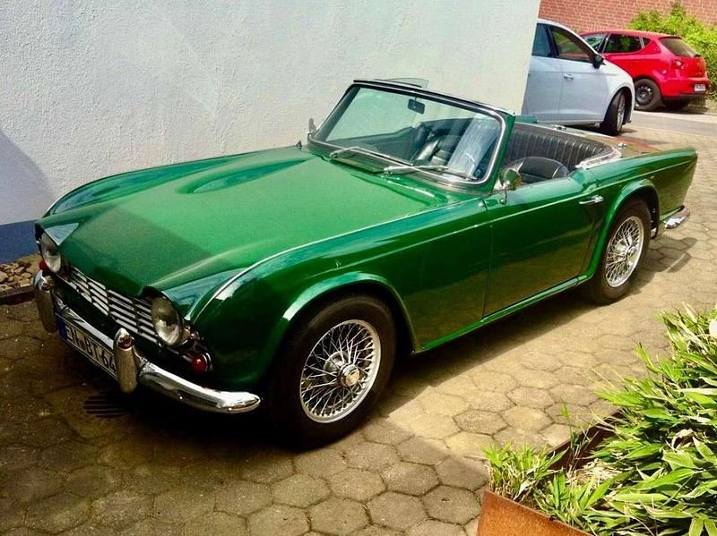 Grün Gebraucht 1964 Triumph TR4 Cabrio | 27.600 € - Bild 1/4