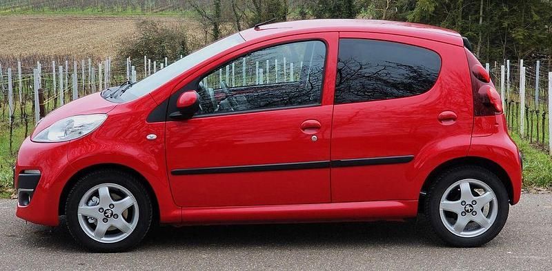 Gebraucht Peugeot 107 Active 68 PS (50 kW) 2012 Rot Kleinwagen
