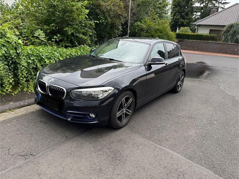 Schwarz Gebraucht 2016 BMW 118 Sport Line Kleinwagen | 11.111 € (Guter Preis) - Bild 1/4