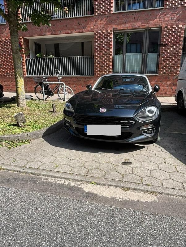 Schwarz Gebraucht 2017 Fiat 124 Spider Lusso Cabrio | 17.499 € (Etwas zu teuer) - Bild 1/4