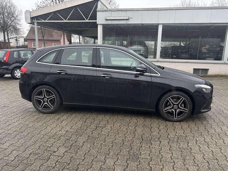 Gebraucht Mercedes B200 Progressive 163 PS (119 kW) 2021 Kosmosschwarz Van / Kleinbus