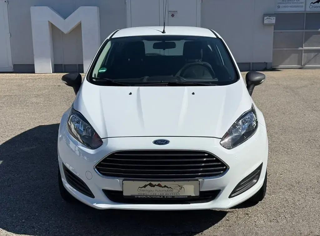 Gebraucht Ford Fiesta Ambiente 60 PS (44 kW) 2016 Weiß Kleinwagen