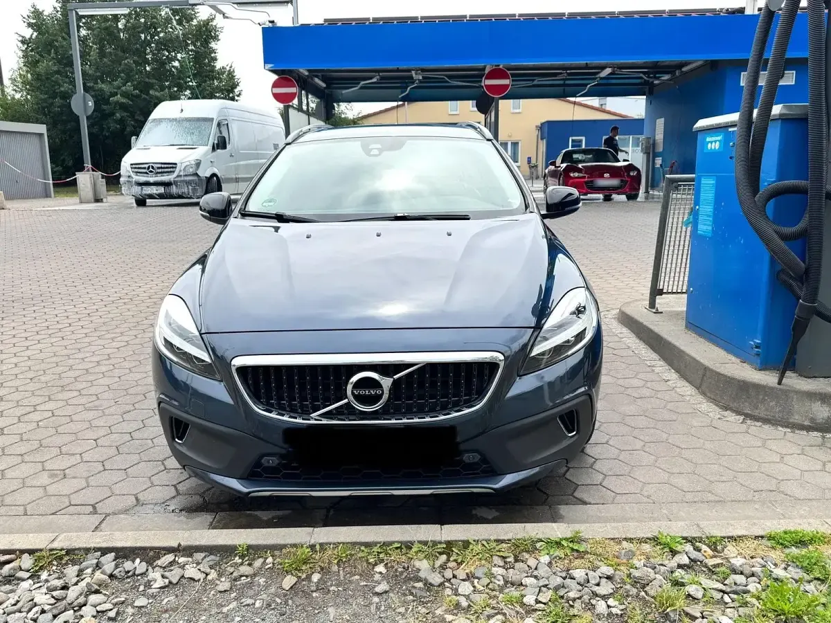 Gebraucht Volvo V40 120 PS (88 kW) 2017 Blau Kleinwagen