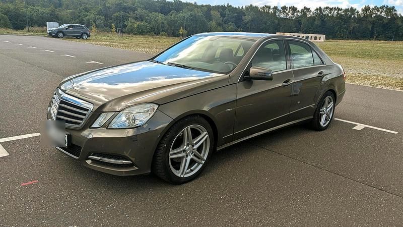 Braun Gebraucht 2011 Mercedes E220 Avantgarde Limousine | 10.500 € (Fairer Preis) - Bild 1/4