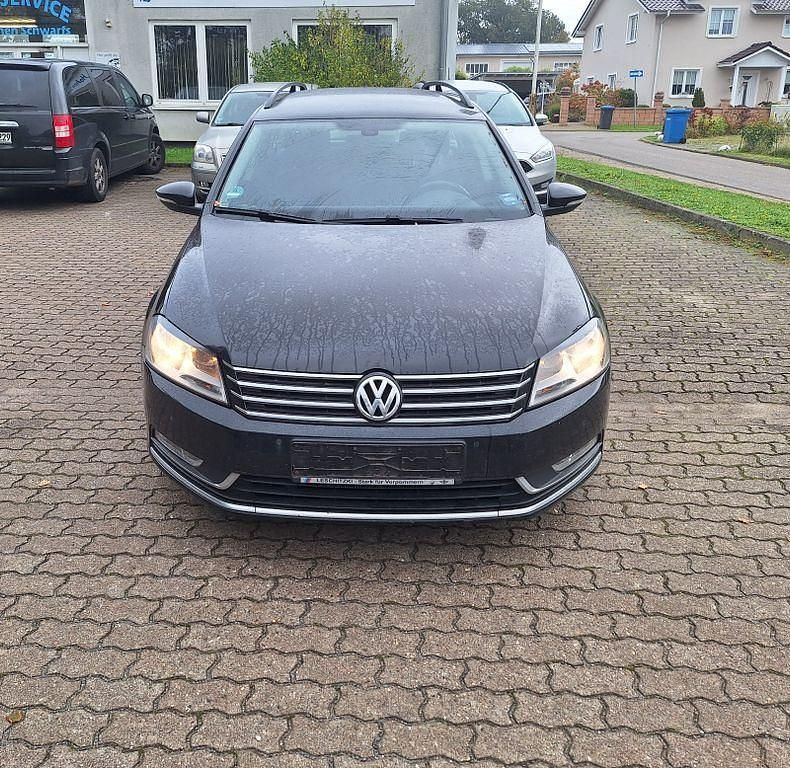 Schwarz Gebraucht 2011 VW Passat Comfortline Kombi | 3.799 € (Superpreis) - Bild 1/4