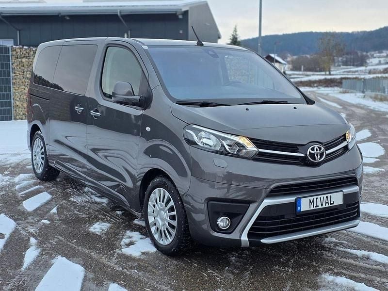 Grau Gebraucht 2021 Toyota Proace Verso Kombi | 19.900 € (Superpreis) - Bild 1/4