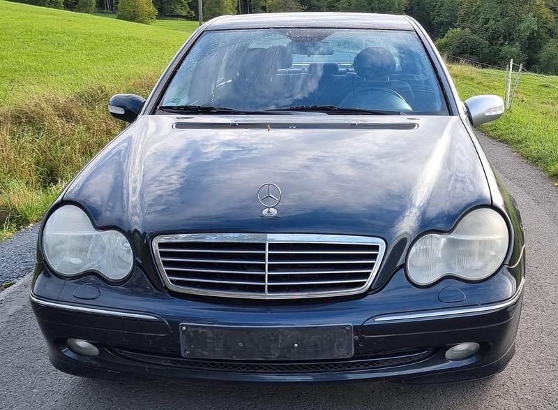 Schwarz Gebraucht 2000 Mercedes C180 Limousine | 850 € (Superpreis) - Bild 1/4