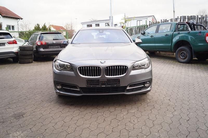 Grau Gebraucht 2015 BMW 520 Limousine | 8.890 € (Superpreis) - Bild 1/4
