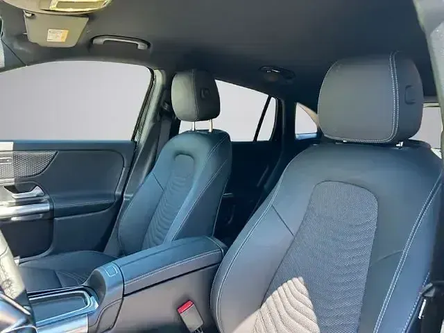 Gebraucht Mercedes GLA200 Progressive 163 PS (119 kW) 2024 Unilack nachtschwarz SUV
