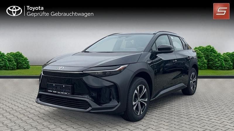 Onxyschwarz Neu 2025 Toyota bZ4X Comfort SUV | 32.990 € (Superpreis) - Bild 1/4