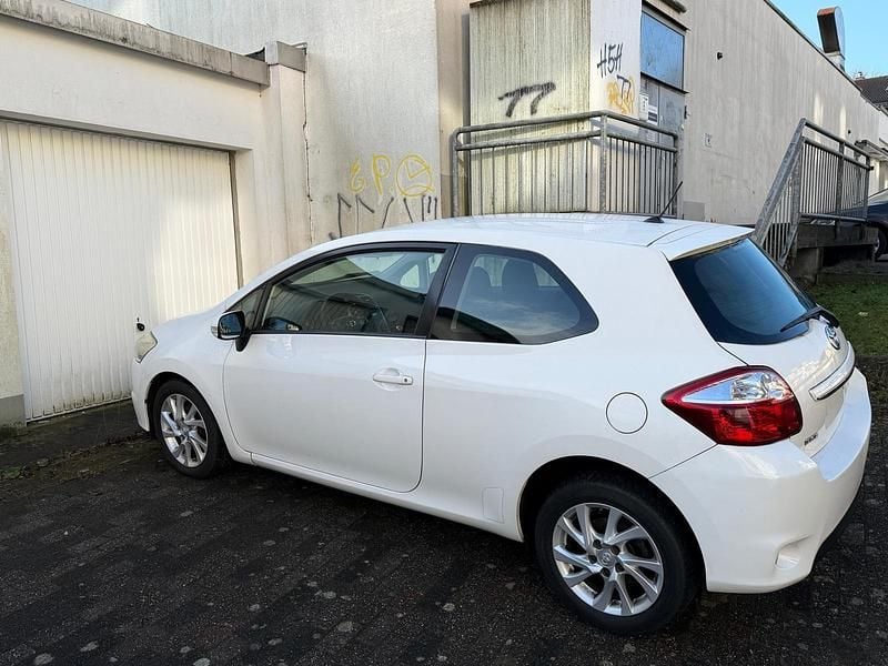 Gebraucht Toyota Auris 99 PS (72 kW) 2012 Weiß Kleinwagen