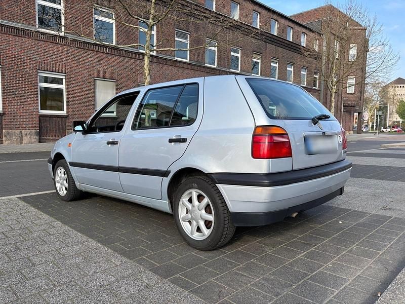 Gebraucht VW Golf III 90 PS (66 kW) 1993 Silber Kleinwagen