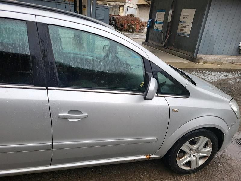 Grau Gebraucht 2010 Opel Zafira Van / Kleinbus | 1.500 € (Guter Preis) - Bild 1/4