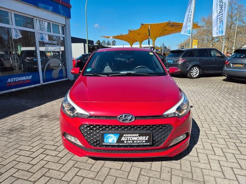 Gebraucht Hyundai i20 Passion 75 PS (55 kW) 2017 Rot Limousine